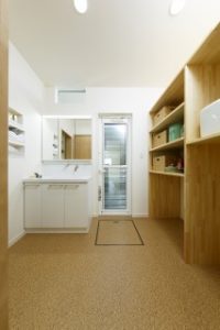 【新築の洗面室】洗面台と造作の棚