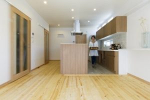 【新築のキッチン】育ち盛りの子どものために料理を