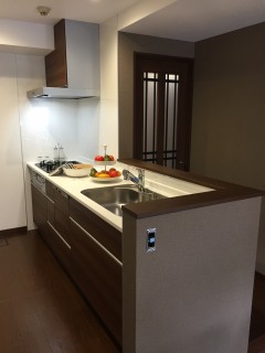 【マンションのキッチンリフォーム】孤立したキッチンから、リビングを見渡すキッチンへ