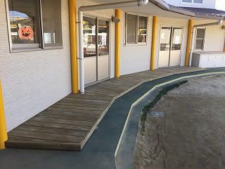 【保育園　ウッドデッキ】　通路として利用