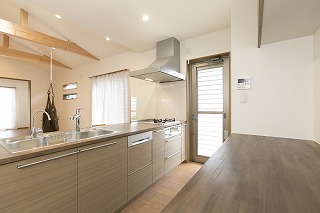 【オーダーキッチン　半田市】　家具のように空間になじむ