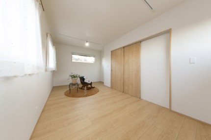 【新築の洋室】木の温かみのある洋室へ