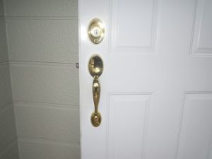 【玄関ドア　取っ手交換】 真鍮の取っ手