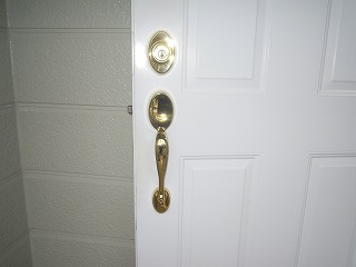 【玄関ドア　取っ手交換】 真鍮の取っ手
