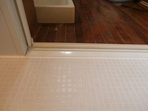 【介護リフォーム　お風呂】　段差解消、滑りにくい床