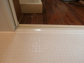 【介護リフォーム　お風呂】　段差解消、滑りにくい床