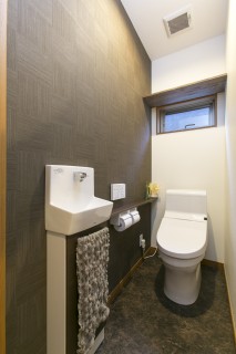 【戸建てのトイレリフォーム】モダンにコーディネートする
