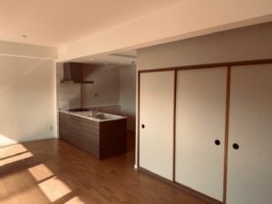 【マンションのキッチンリフォーム】壁に囲われたキッチンから、開放的なキッチンへ