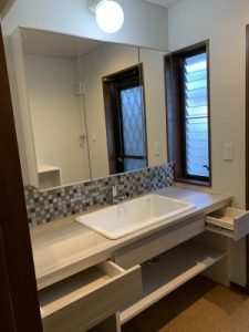 深型の病院シンクを用いた造作洗面台　｜豊明市の水回りリフォーム