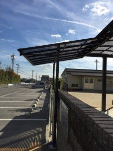 【保育園　特注アプローチ屋根】　雨の日の送迎対策